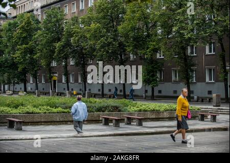 Krakau, Polen. 3. Sep 2019. Menschen gehen durch Aleja Roz, eine vorherrschende große Zone zwischen Gehäuse Zustand B und Gehäuse Zustand C in Krakau. Nowa Huta ist ein Social Realist Bezirk mit großen Gehäuse Bausteine, die zu Propagandazwecken gebaut wurden. Credit: Omar Marques/SOPA Images/ZUMA Draht/Alamy leben Nachrichten Stockfoto