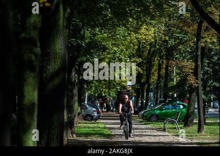 Krakau, Polen. 3. Sep 2019. Ein Mann fährt mit dem Fahrrad auf Stefana Zeromskiego Strasse in Krakau. Nowa Huta ist ein Social Realist Bezirk mit großen Gehäuse Bausteine, die zu Propagandazwecken gebaut wurden. Credit: Omar Marques/SOPA Images/ZUMA Draht/Alamy leben Nachrichten Stockfoto