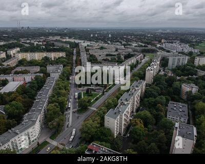 Krakau, Polen. 3. Sep 2019. (Anmerkung der Redaktion: das Bild von einer Drohne). Ansicht des Gehäuses Immobilien C in Nowa Huta. Nowa Huta ist ein Social Realist Bezirk mit großen Gehäuse Bausteine, die zu Propagandazwecken gebaut wurden. Credit: Omar Marques/SOPA Images/ZUMA Draht/Alamy leben Nachrichten Stockfoto