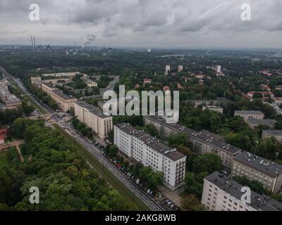 Krakau, Polen. 3. Sep 2019. (Anmerkung der Redaktion: das Bild von einer Drohne getroffen) Ansicht von PGE Kraftwerk in Nowa Huta, Krakau. Nowa Huta ist ein Social Realist Bezirk mit großen Gehäuse Bausteine, die zu Propagandazwecken gebaut wurden. Credit: Omar Marques/SOPA Images/ZUMA Draht/Alamy leben Nachrichten Stockfoto