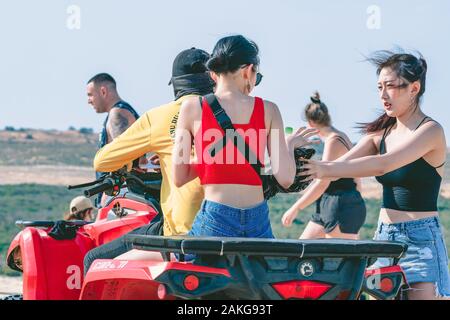 MUI NE - VIETNAM - 24. APRIL 2019: Unbekannter Touristen genießen, der Quad Bike oder leistungsfähige off-road Allradantrieb ATVs am White Sand Dünen auf Stockfoto