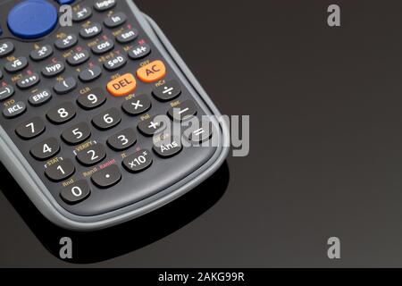 Schließen Sie herauf Bild eines Rechners auf einem Glas Desktop mit Platz kopieren Stockfoto