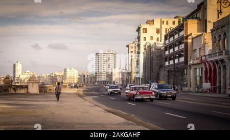 Klassische Autos auf einem Verkehrsfreien Malecon Highway, Havanna, Kuba Stockfoto