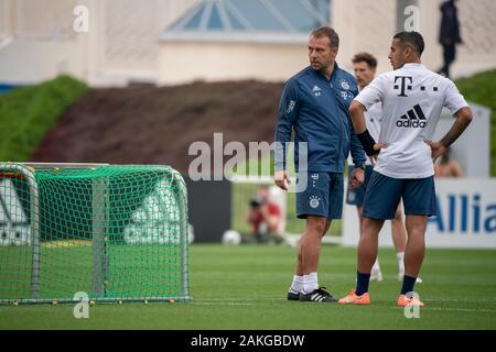 Doha, Katar. 09 Jan, 2020. Trainer Hansi Flick (l) und Thiago während einer Übung des FC Bayern München am Morgen auf dem Trainingsplatz. FC Bayern werden in der Wüste Stadt, die für ihre Trainingslager bis 10.01.2020. Credit: Peter Kneffel/dpa/Alamy leben Nachrichten Stockfoto