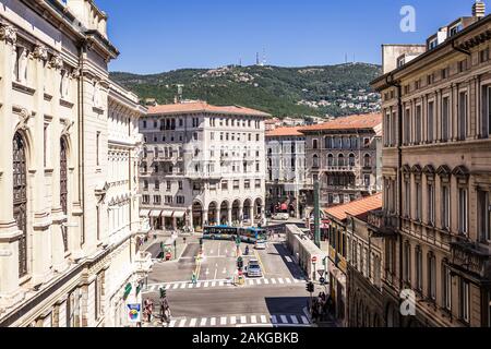 Blick auf die Piazza Carlo Goldoni in Triest, Italien, vom Scala dei Giganti. Skyline, Theater und Universität sichtbar. Stockfoto