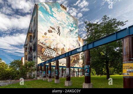 Weitwinkelansicht eines riesigen Graffiti, das die Fassade bedeckt Eines Hochhauses in Berlin Stockfoto