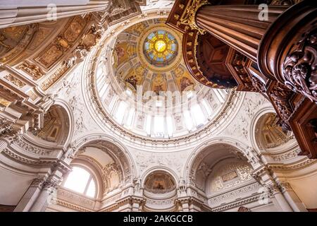 Weitwinkelansicht des Innenraums des Berliner Doms, mit einer großen Holzkanzel im Vordergrund Stockfoto