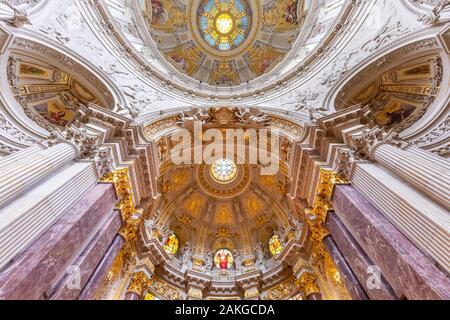 Symmetrische Weitwinkelansicht einer reich verzierten Nische in Berliner Dom Stockfoto