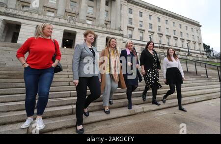 Sinn Feins Caral Ni Chuilin (Zweite links), Sinad Ennis (ganz links), der stellvertretende Chef Michelle O'Neill und Caoimhe Archibald (ganz rechts) mit zwei neuen der Partei kooptierte Mitglieder der gesetzgebenden Versammlung (MLA) Liz Kimmins (dritter von links) und Deirdre Hargey (Zweiter von rechts) außerhalb des Stormont Parlament Gebäude in Belfast, als die Frist für die Wiederaufnahme einer Machtteilung in Nordirland. Stockfoto