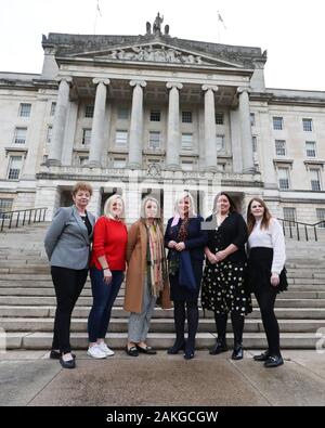 Sinn Feins Caral Ni Chuilin (ganz links), Sinad Ennis (2. links), der stellvertretende Chef Michelle O'Neill und Caoimhe Archibald (ganz rechts) mit zwei neuen der Partei kooptierte Mitglieder der gesetzgebenden Versammlung (MLA) Liz Kimmins (dritter von links) und Deirdre Hargey (Zweiter von rechts) außerhalb des Stormont Parlament Gebäude in Belfast, als die Frist für die Wiederaufnahme einer Machtteilung in Nordirland. Stockfoto