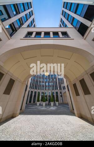 Weitwinkelansicht des Eingangs einer Hochhausanlage in Berlin, gegen einen sommerblauen Himmel Stockfoto