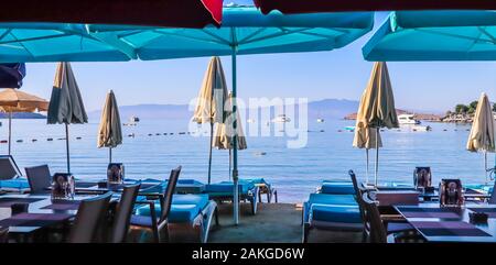 Schönen Strand am Ufer des ruhigen Blue Bay auf die Ägäis bei Sonnenuntergang. Strand und Urlaub Ziel Konzept. Bitez, Bodrum, Türkei Stockfoto