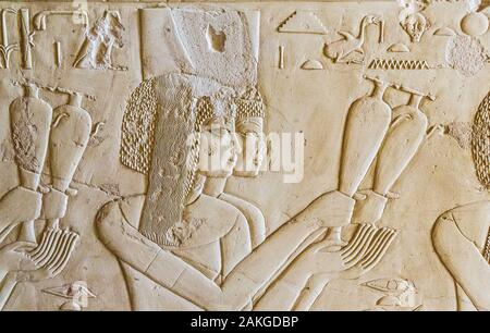 Theben in Ägypten, Assassif (Teil des Tals der Nobles), Grab von Kheruef, Westportico, Südflügel, Frauen bieten Vasen an. Stockfoto