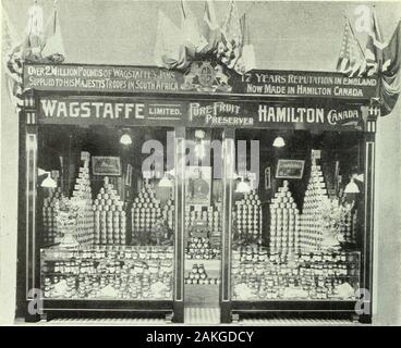 Kanadische Lebensmittelhändler Juli-september 1919. f Fertigung gelee Pulver, mit diesem neuen System der Produktion, Nu-Jellshould einer der großen Erfolge in der jellypowder Feld sein. Andere Double Creme Produkte waren auf viewat diese Ausstellung und die interessanteste aller WAR DOPPELT CREME BACKPULVER. Die Firma behauptet, eine Kapazität von twotons täglich auf ein hochwertiges Backpulver, andare rasche Fortschritte mit ihrer Marke DoubleCream, Verkauf von Pfund Dosen bei $ 2,25 Doz. ,6 ml Dosen bei $ 1,00 Doz. und 4 oz. Dosen bei 90 c Doz. Eine Dame, die das Backpulver toldthe Attendant am Stand th versucht hatte, Stockfoto