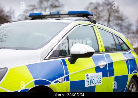 Nahaufnahme, Vorderansicht Nahaufnahme des isolierten West Mercia UK Polizeiwagens. Leeres Polizeifahrzeug, das draußen im öffentlichen Park geparkt ist, Wintermorgen. Stockfoto