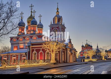 = Neues Jahr Dekorationen von Saint George Church auf Varvarka Straße in Twilight = Festliche Blick auf das beleuchtete Kirche St. George (Fürsprache der Stockfoto