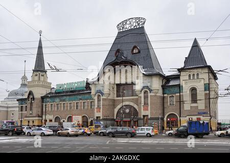 = Fassade des Jaroslawski Bahnhof an einem trüben Wintertag= Blick von komsomolskaja (ehemalige Tverskaya) Platz an der Fassade der herrlichen Stockfoto