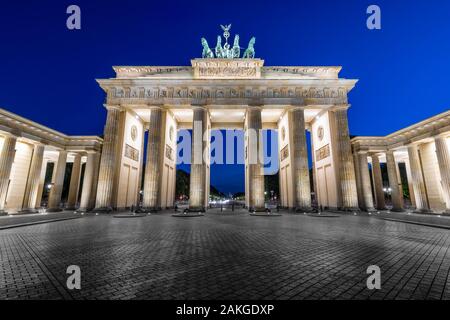 Symmetrische Nachtansicht des Brandenburger Tors, gegen einen dunkelblauen Himmel Stockfoto