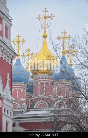 = St. George's Kirche Kuppeln eingerahmt von Baum im Schnee = gezoomte Blick vom Glockenturm (die Ecke auf der linken Seite) auf der eleganten zwiebelförmigen Kuppeln der Th Stockfoto