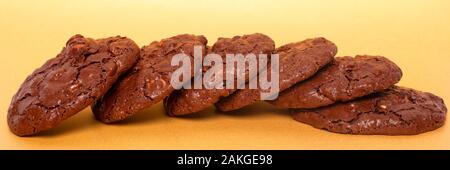 Glasierte oatmeal cookies Closeup auf einem gelben Hintergrund. Stockfoto