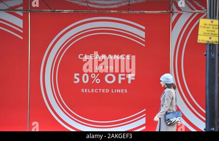 Die Oxford Street, London, UK. 9. Januar 2020. Volk das Fenster Anzeige an John Lewis Flagship Store auf der Oxford Street der Tag, an dem die Gesellschaft kündigt deutlich niedrigere Gewinne und die John Lewis Partnership Managing Director's 'stand'. Credit: Malcolm Park/Alamy. Stockfoto