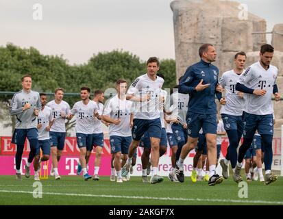 Doha, Katar. 09 Jan, 2020. Die Mannschaft des FC Bayern München während einer Übung am Morgen auf dem Trainingsplatz. FC Bayern werden in der Wüste Stadt, die für ihre Trainingslager bis 10.01.2020. Credit: Peter Kneffel/dpa/Alamy leben Nachrichten Stockfoto