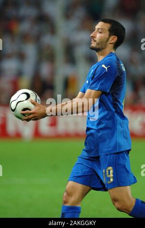 Dortmund Deutschland, vom 4. Juli 2006, FIFA WM Deutschland 2006, Germany-Italy Halbfinale im Westfalenstadion: Gianluca Zambrotta während des Spiels Stockfoto