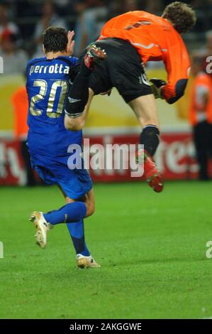 Dortmund Deutschland, vom 4. Juli 2006, FIFA WM Deutschland 2006, Germany-Italy Halbfinale im Westfalenstadion: Simone Perrotta und Jens Lehmann in Aktion während des Spiels Stockfoto