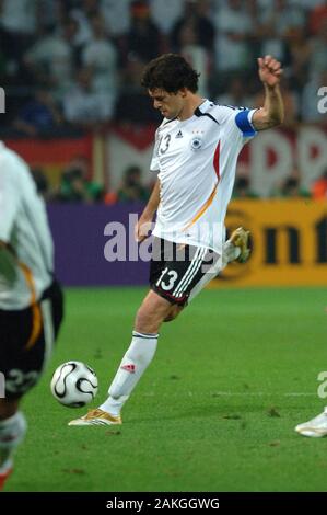 Dortmund Deutschland, vom 4. Juli 2006, FIFA WM Deutschland 2006, Germany-Italy Halbfinale im Westfalenstadion: Michael Ballack in Aktion während des Spiels Stockfoto