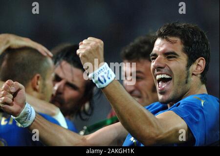 Dortmund Deutschland, vom 4. Juli 2006, FIFA WM Deutschland 2006, Germany-Italy Halbfinale im Westfalenstadion: Simone Perrotta feiert am Ende des Spiels Stockfoto