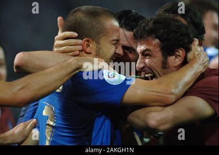 Dortmund Deutschland, vom 4. Juli 2006, FIFA WM Deutschland 2006, Germany-Italy Halbfinale im Westfalenstadion: Alessandro Del Piero und Ciro Ferrara feiert am Ende des Spiels Stockfoto