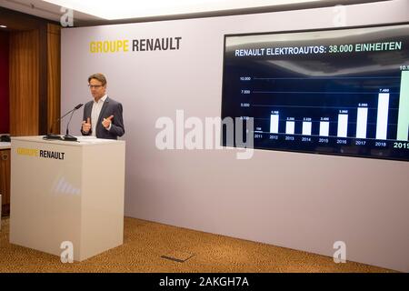 Düsseldorf, Deutschland. 08 Jan, 2020. Uwe HOCHGESCHURTZ, Manager, Vorstandsvorsitzender der Renault Deutschland AG, während seiner Rede zur Bilanzpressekonferenz der Renault Deutschland AG in Düsseldorf, 8. Januar 2020. Â | Nutzung der weltweiten Kredit: dpa/Alamy leben Nachrichten Stockfoto