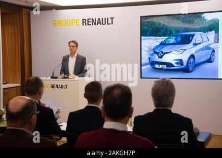 Düsseldorf, Deutschland. 08 Jan, 2020. Uwe HOCHGESCHURTZ, Manager, Vorstandsvorsitzender der Renault Deutschland AG, während seiner Rede zur Bilanzpressekonferenz der Renault Deutschland AG in Düsseldorf, 8. Januar 2020. | Verwendung der weltweiten Kredit: dpa/Alamy leben Nachrichten Stockfoto