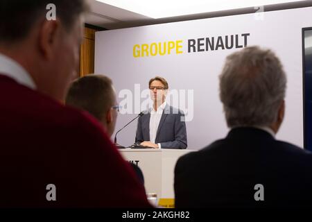 Düsseldorf, Deutschland. 08 Jan, 2020. Uwe HOCHGESCHURTZ, Manager, Vorstandsvorsitzender der Renault Deutschland AG, während seiner Rede zur Bilanzpressekonferenz der Renault Deutschland AG in Düsseldorf, 8. Januar 2020. | Verwendung der weltweiten Kredit: dpa/Alamy leben Nachrichten Stockfoto