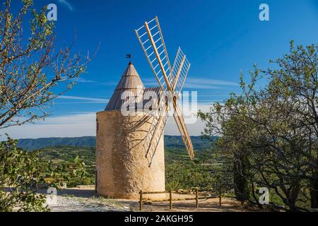 Frankreich, Vaucluse, Luberon, Saint-Saturnin-les-Apt, Windmühle aus dem 12. Jahrhundert Stockfoto