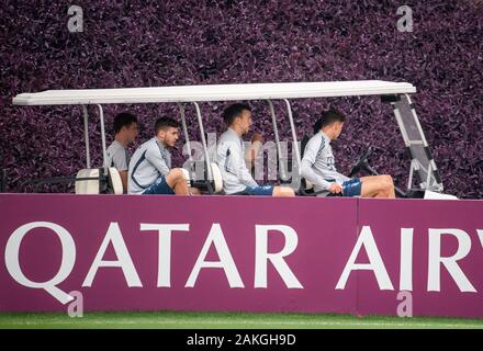 Doha, Katar. 09 Jan, 2020. Benjamin Pavard (L-R), Leon Dajaku, Ivan Perisic und Leon Goretzka Laufwerk nach einem Training des FC Bayern München am Morgen mit einem Transport Caddy über den Bereich Schulungen. FC Bayern werden in der Wüste Stadt, die für ihre Trainingslager bis 10.01.2020. Credit: Peter Kneffel/dpa/Alamy leben Nachrichten Stockfoto