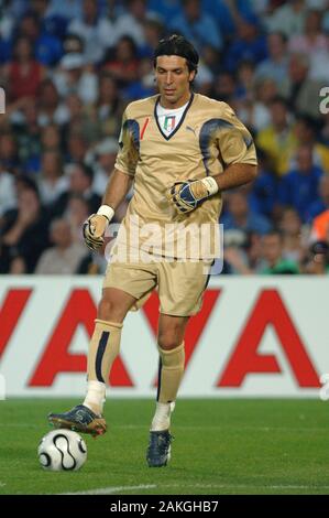 Hannover, 12. Mai 2006, FIFA WM 2006, Italien, Ghana, Gleiches beim HDI-Arena: Gianluigi Buffon in Aktion während des Spiels Stockfoto