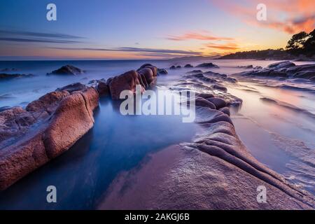 Frankreich, Var, Saint-Raphaël, Sonnenuntergang leuchten auf den Felsen von Péguière Strand mit dem Massif des Maures im Hintergrund Stockfoto