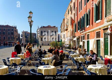 Italien, Venetien, Venedig, ein UNESCO Weltkulturerbe, San Marco Viertel, Campo Santo Stefano, Nicolo Tommaseo Denkmal und Kirche San Vidal Stockfoto