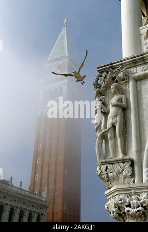 Italien, Veneto, Venedig, ein UNESCO Weltkulturerbe, Stadtteil San Marco, dem Markusplatz (Piazza San Marco), der Palazzo Ducale (Dogenpalast) und der Glockenturm der Saint Mark's Basilika (Basilica di San Marco) im Hintergrund Stockfoto