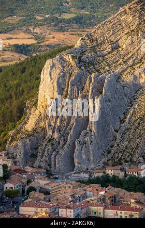 Frankreich, Alpes-de-Haute-Provence, Sisteron, Blick über die Dächer der Altstadt und die vertikale Schichten der Rock von Baume Stockfoto