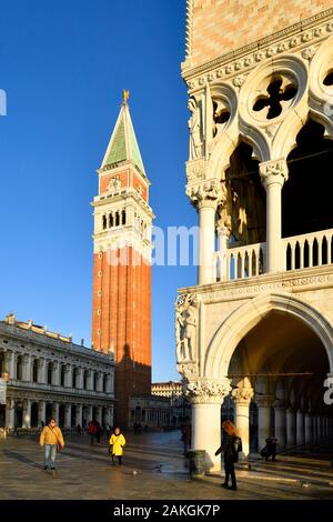 Italien, Veneto, Venedig, ein UNESCO Weltkulturerbe, Stadtteil San Marco, dem Markusplatz (Piazza San Marco), der Palazzo Ducale (Dogenpalast) und der Glockenturm der Saint Mark's Basilika (Basilica di San Marco) im Hintergrund Stockfoto