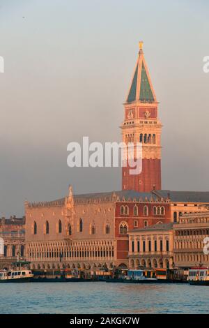 Italien, Venetien, Venedig, ein UNESCO Weltkulturerbe, venezianische Lagune (Laguna), Palast des Dogen und der Glockenturm von Saint Mark's Basilika (Basilica di San Marco) am Ufer des Grand Canal Stockfoto