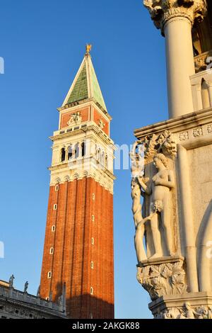 Italien, Veneto, Venedig, ein UNESCO Weltkulturerbe, Stadtteil San Marco, dem Markusplatz (Piazza San Marco), der Palazzo Ducale (Dogenpalast) und der Glockenturm der Saint Mark's Basilika (Basilica di San Marco) im Hintergrund Stockfoto