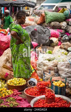 Elfenbeinküste, Abidjan, Treichville Markt, Gemüse Verkäuferin Stockfoto