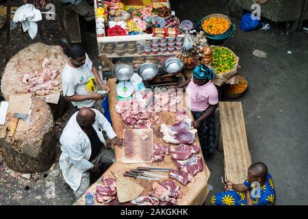 Elfenbeinküste, Abidjan, Treichville markt, Metzger Stockfoto