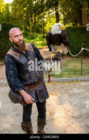 Frankreich, Yvelines (78), Les Mesnuls, Les Mesnuls castlle, Tag des Denkmals 2019, raptor Trainer mit seinem Geier Stockfoto