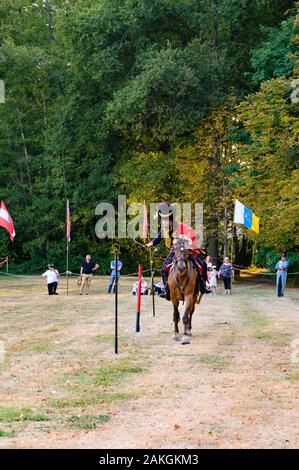 Frankreich, Yvelines (78), Les Mesnuls, Les Mesnuls castlle, Tag des Denkmals 2019, Mann, Reiten in Kostüm und mit seinem Schwert Skill während der historischen Rekonstruktion Stockfoto