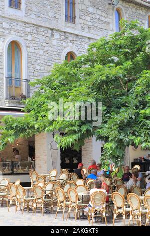 Frankreich, Gard, Petite Camargue, Aigues-Mortes, Place Anatole France, Cafe Terrasse Stockfoto