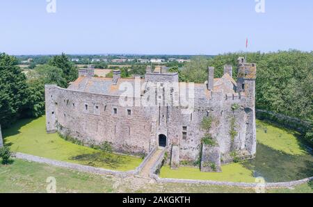 Frankreich, Manche, Cotentin, Pirou Burg aus dem 13. Jahrhundert (Luftbild) Stockfoto